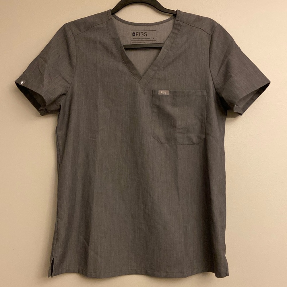 FIGS Catarina One-Pocket Scrub Top in Graphite size small